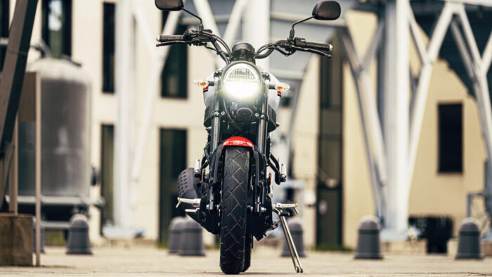 Yamaha XSR125 sprednji pogled z vklopljeno LED lučjo, sport heritage dizajn za vsakodnevno mestno vožnjo