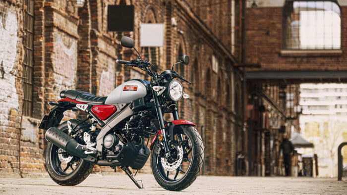 Yamaha XSR125 Legend White v industrijskem ambientu, lahek in okreten 125 cc motocikel za urbano mobilnost