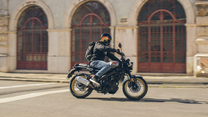 Yamaha XSR125 Legacy v stranskem profilu med urbano vožnjo, lahek Deltabox okvir in športna drža