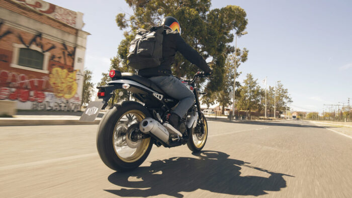 Yamaha XSR125 Legacy pogled od zadaj med vožnjo, kompaktna zadnja luč LED in 2-delni aluminijasti pokrov dušilnika