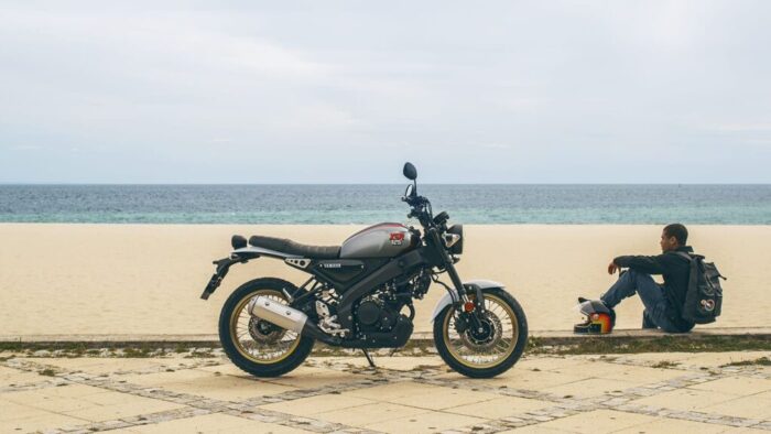 Yamaha XSR125 Legacy parkirana ob morju, brezčasna heritage oblika z modernim 125-kubičnim agregatom 11 kW