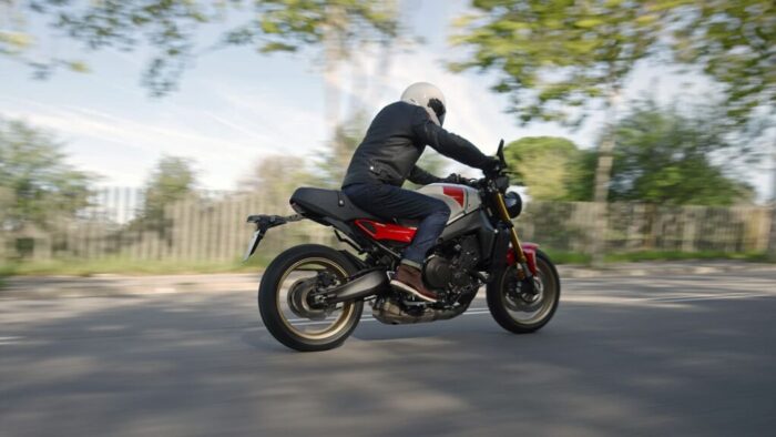 Yamaha XSR900 med dinamično vožnjo, pogled s strani na športno dediščino in sodobno Deltabox šasijo