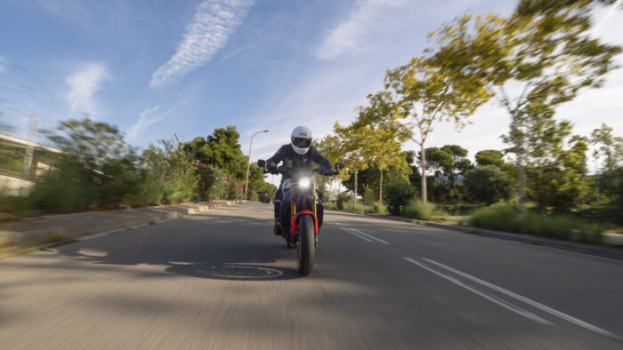 Yamaha XSR900 spredaj v vožnji, osvetljena polna LED prednja luč in športno vzmetenje na odprti cesti
