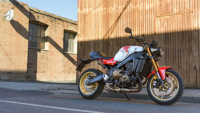 Yamaha XSR900 ob mestni kulisi, kombinacija retro oblike in sodobne tehnologije CP3 motorja