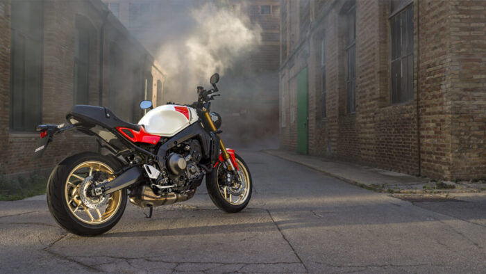 Yamaha XSR900 v urbanem okolju z značilnim dizajnom Sport Heritage in zmogljivim 890-kubičnim agregatom