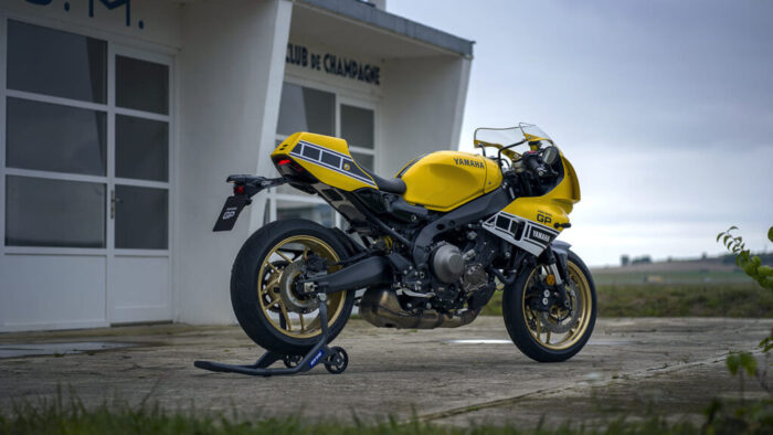 Yamaha XSR900 GP 2026 parkiran na paddock stojalu pred boksi – poudarek na retro GP silhueti in aluminijastem okvirju Deltabox.