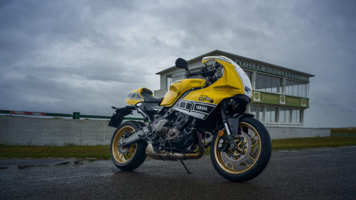 Yamaha XSR900 GP 2026 Legend Yellow ob dirkališču – klasična GP grafika in sodobna tehnologija v slogu 80. in 90. let.