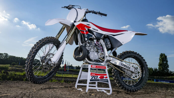 Yamaha YZ250 70th Anniversary 2026 v akciji na dirkališču – 250 kubični 2-taktni agregat z YPVS sistemom in vrhunsko KYB vzmetenje