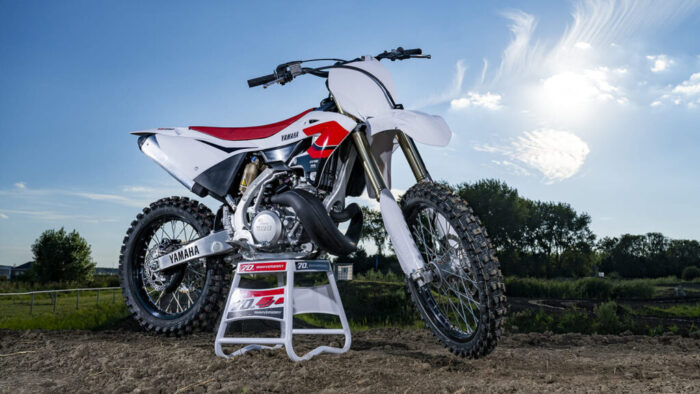 Yamaha YZ250 70th Anniversary 2026 skok na motocross progi – lahka aluminijasta šasija in dirkalna ergonomija