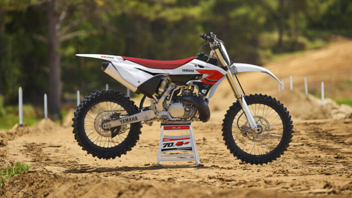 Yamaha YZ250 70th Anniversary 2026 statični prikaz na progi – jubilejni 70th Anniversary oklep v beli barvi z rdečim sedežem in tovarniškim videzom