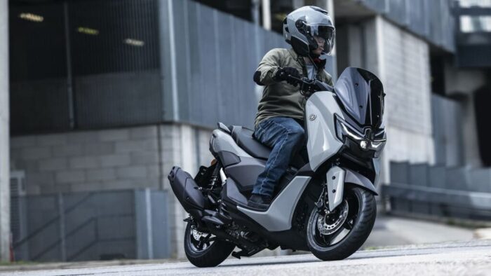 NMAX 125 Tech MAX v dinamični mestni vožnji – samozavesten nastop, napredna oprema in lahkotna vodljivost.