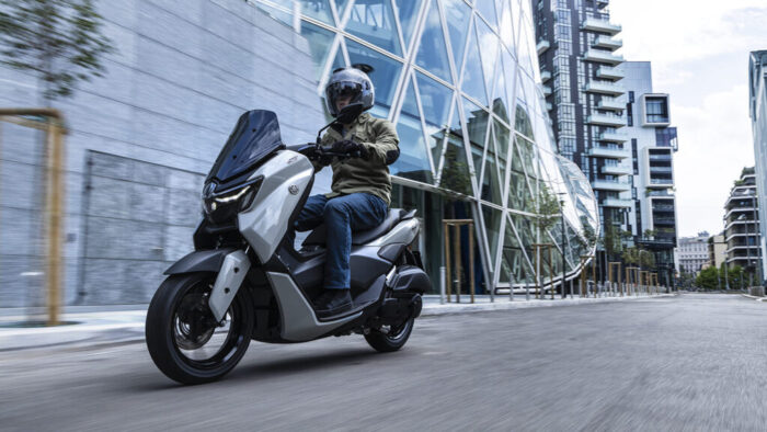 Yamaha NMAX 125 Tech MAX med mestnimi ulicami – popolno ravnotežje med udobjem, tehnologijo in športnim slogom.