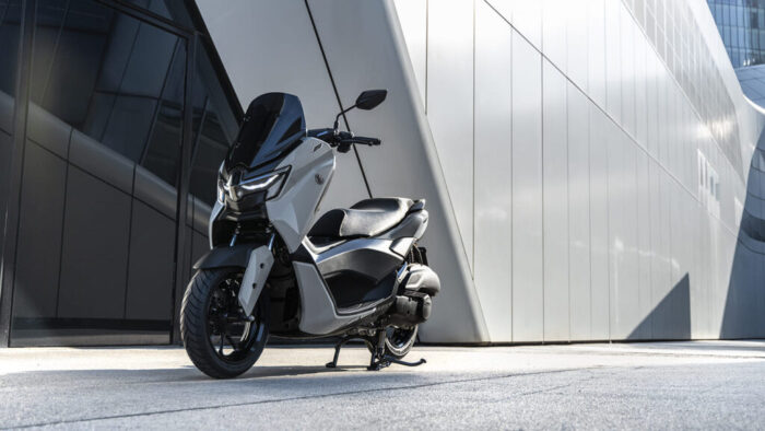 NMAX 125 Tech MAX v mirovanju poudarja ostre linije in premium detajle, ki izstopajo v vsakem urbanem okolju.