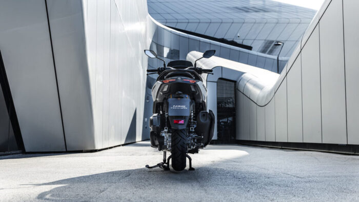 Yamaha NMAX 125 Tech MAX od zadaj – športna silhueta in značilna svetlobna podoba za sodobnega mestnega voznika.