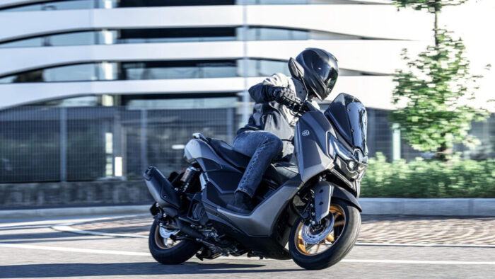 Yamaha NMAX 155 Tech MAX v hitrem mestnem zavoju – lahkotna vodljivost in premium občutek vožnje.