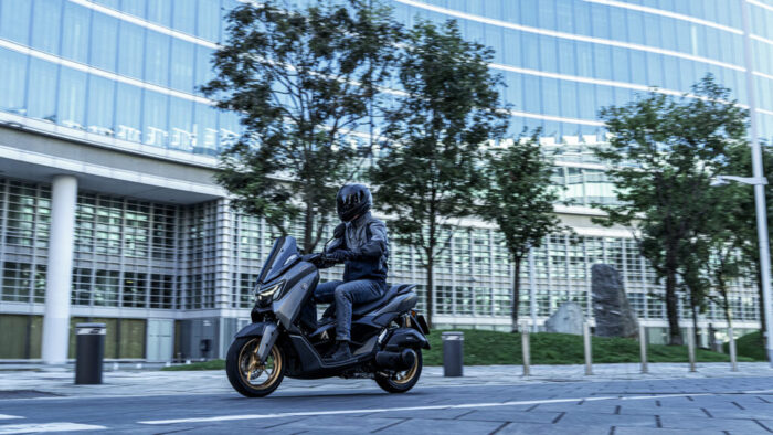 NMAX 155 Tech MAX v urbanem okolju poudarja eleganco, napredno zasnovo in značilen MAX značaj.