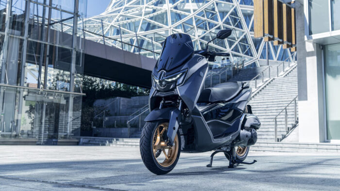 Yamaha NMAX 155 Tech MAX v mirovanju razkriva ostre linije, zlata platišča in ekskluzivno Tech MAX obdelavo.