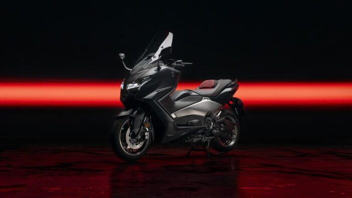 Yamaha TMAX 25th Anniversary 2026, profil z leve, aluminijast okvir in 560 cc agregat