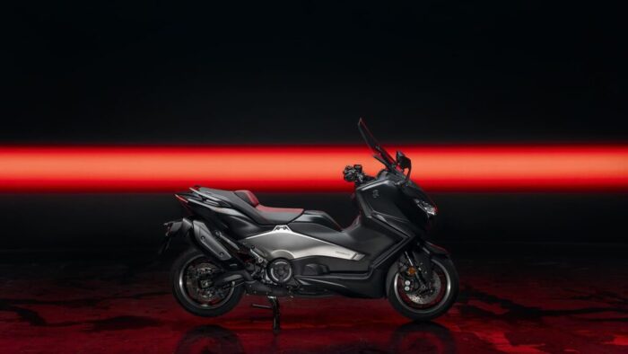 Yamaha TMAX 25th Anniversary 2026, stranski pogled, Black Max barva in 560 cc motor