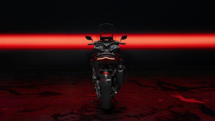 Yamaha TMAX 25th Anniversary 2026, zadnji centralni pogled, široka pnevmatika in LED luči