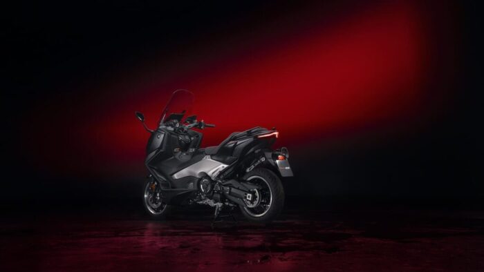 Yamaha TMAX 25th Anniversary 2026, zadnji pogled, LED zadnja svetila in športna zasnova
