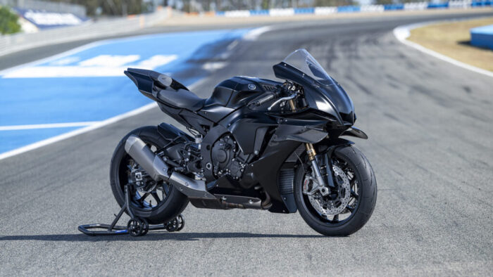 Yamaha R1 Race 2025 pripravljena na stezi – brez kompromisov, brez odvečnega, samo fokus na zmogljivost.