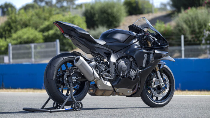 Zadnji pogled na Yamaha R1 Race – brutalna eleganca in dirkaška genetika, ki jo začutiš ob vsakem odpiranju plina.