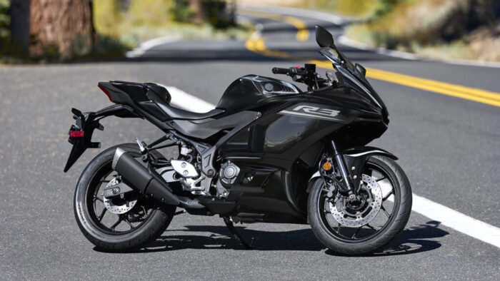 Yamaha R3 Midnight Black 2026 na odprti cesti – čist, agresiven karakter za vsakdan in vikend adrenalinske vožnje.
