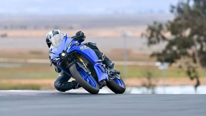 Yamaha R3 2026 Icon Blue v dinamičnem nagibu – natančnost, ki navduši v vsakem ovinku. Odkrij jo v živo.