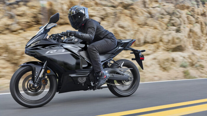 Yamaha R3 2026 Midnight Black v športni vožnji – samozavest, nadzor in pravi supersport občutek.