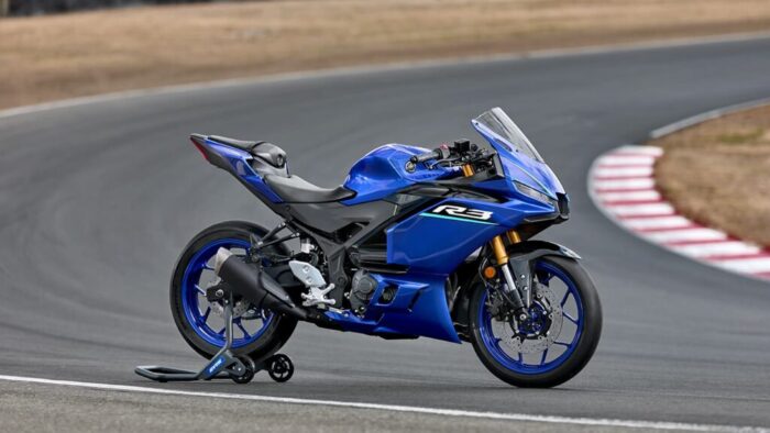 Yamaha R3 2026 Icon Blue na dirkališču – pripravljena na tvoj naslednji napad na apex. Doživi jo v Motoposlovalnici.