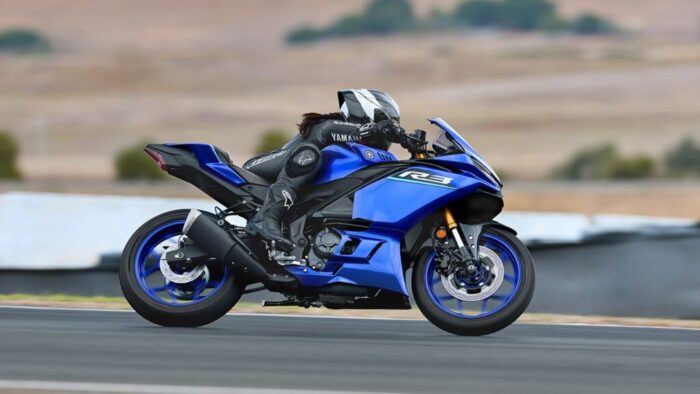 Yamaha R3 2026 v dirkaškem tempu – lahkotnost in stabilnost, ki te potegneta naprej.