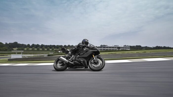 R6 Race pri visoki hitrosti na ravnini – aerodinamika in stabilnost, ustvarjeni za sekunde prednosti. Doživi jo na stezi.
