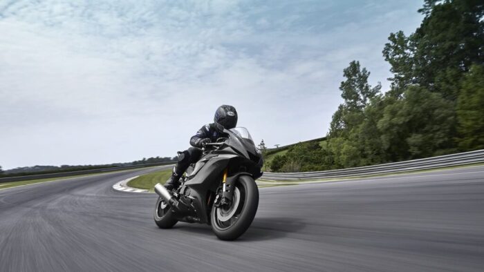 Yamaha R6 Race v polnem pospešku skozi dolg zavoj – surova moč in popolno ravnotežje. Preizkusi jo tam, kjer se šteje.