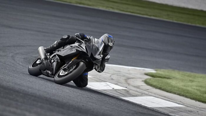 Ekstremen nagib R6 Race ob robniku – dirkalna ergonomija in oprijem na najvišji ravni. Za tiste, ki vozijo resno.