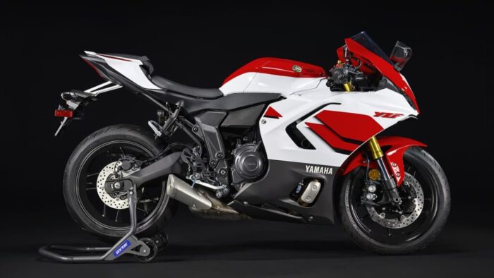 Yamaha R7 70th Anniversary v studijskem pogledu – legendarna bela-rdeča kombinacija z modernim značajem.