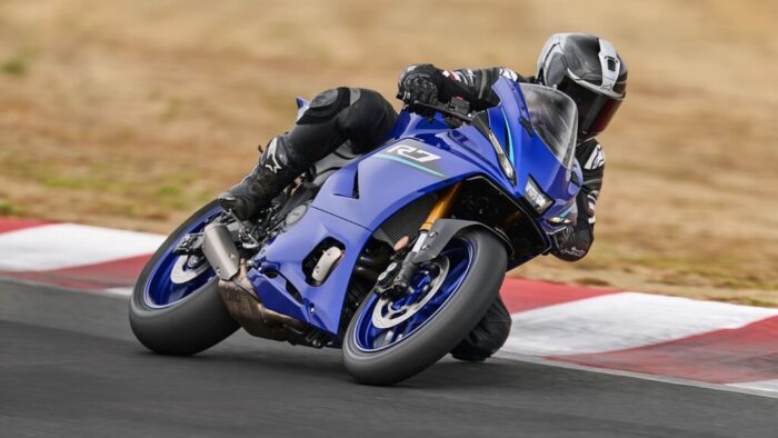 Yamaha R7 Icon Blue v globokem nagibu – agilnost in stabilnost v popolnem ravnovesju.