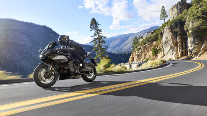 Yamaha R7 Midnight Black na gorski cesti – surova eleganca in samozavest na vsakem kilometru.