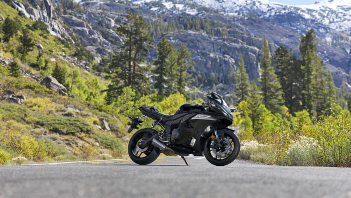 Yamaha R7 Midnight Black v naravnem okolju – minimalističen videz z izrazitim športnim karakterjem.