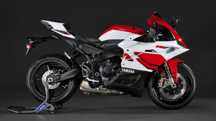 Yamaha R9 70th Anniversary na stojalu – agresivna silhueta in linije, ki že v mirovanju obljubljajo adrenalin.