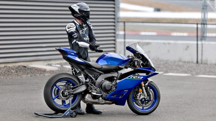 Yamaha R9 Icon Blue ob dirkališču – pripravljena na naslednji krog, z držo prave supersport ikone.