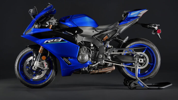 Yamaha R9 Icon Blue v studiu – napeta, kompaktna in ustvarjena za popoln nadzor v vsakem zavoju.