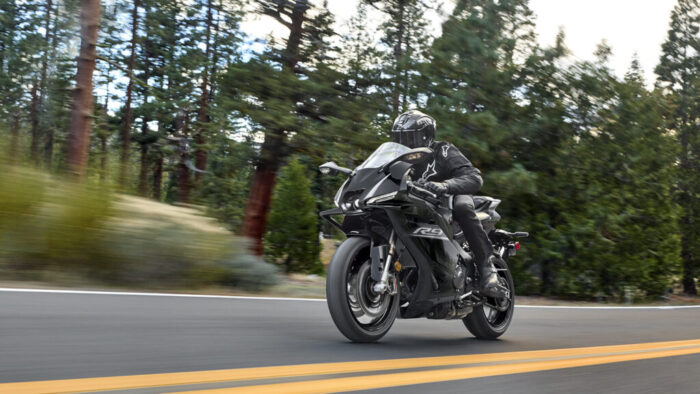 Yamaha R9 Tech Black v akciji – surova eleganca in brutalna dinamika na odprti cesti.