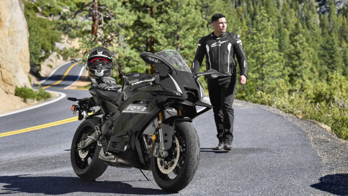 Yamaha R9 Tech Black na gorski cesti – ko se zmogljivost, dizajn in svoboda združijo v eno izkušnjo.