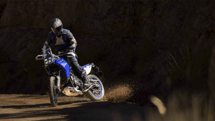 Yamaha Ténéré 700 pri zavijanju na terenu, zasnovana za nadzor in stabilnost off-road vožnje