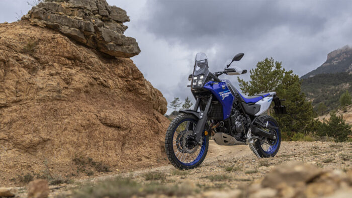 Yamaha Ténéré 700 parkirana na skalnatem terenu, pripravljena na avanturo
