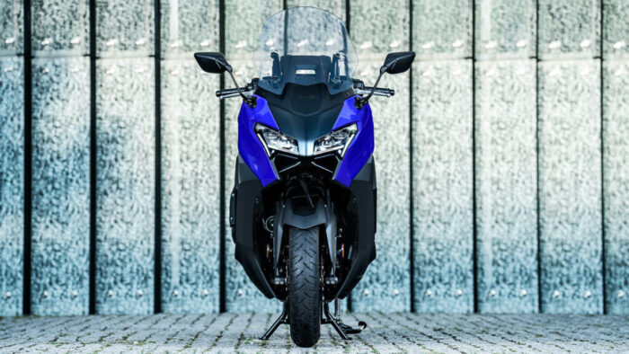 Sprednji pogled Yamaha TMAX 2026 z ostro LED svetlobno grafiko in aerodinamično zasnovo.