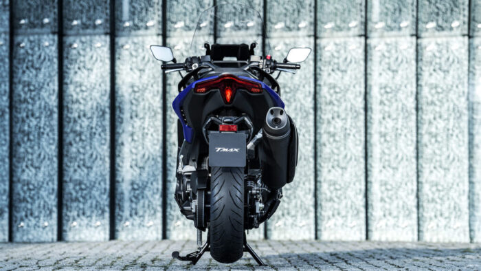 Zadnji del Yamaha TMAX 2026 z značilno T-oblikovano LED lučjo in kompaktno športno silhueto.