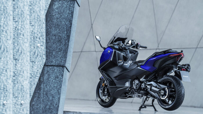 Yamaha TMAX 2026 v 3/4 zadnjem pogledu razkriva aluminijast okvir in dinamično oblikovan zadek.