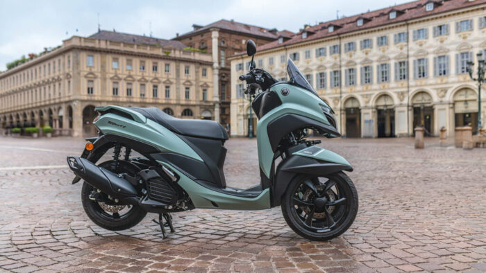 Yamaha Tricity 125 ABS v elegantnem Zen Green odtenku – mestna svoboda na 3 kolesih z dodatno stabilnostjo in možnostjo vožnje z B izpitom.